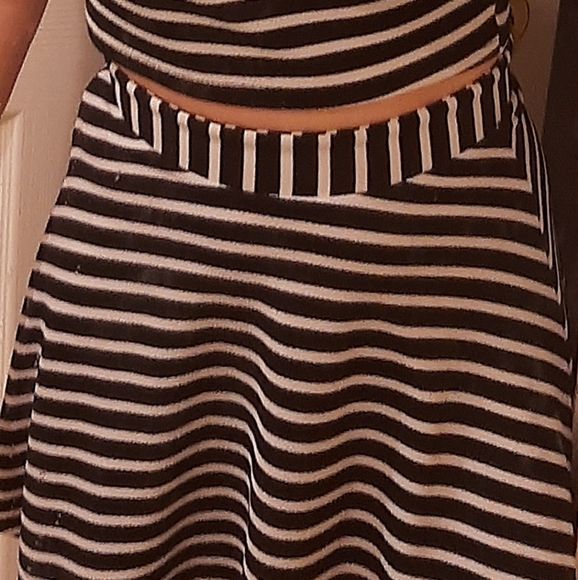 Trixxi Matching Cropped Top/Skirt Outfit Blk/Wh Striped CrisCross Open Back Sz 1 - Picture 4 of 9